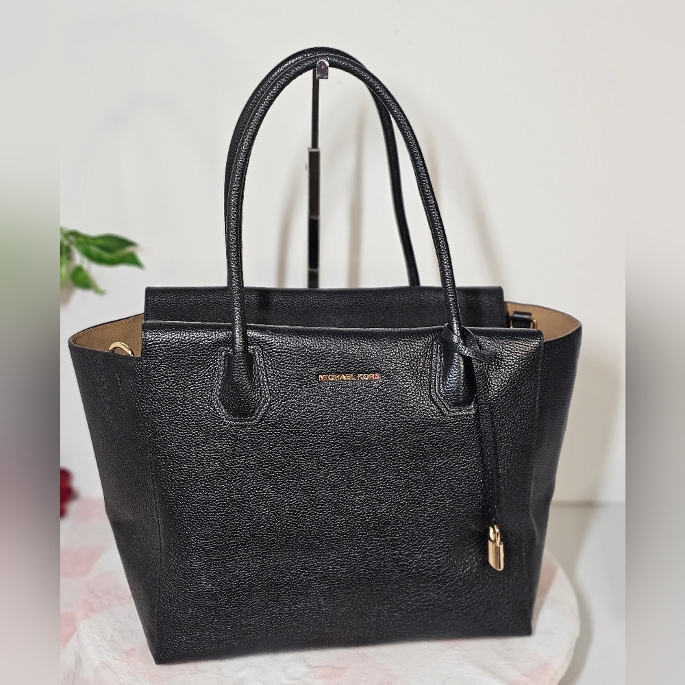 ❤️EUC Big Michael Kors Leather Shoulder